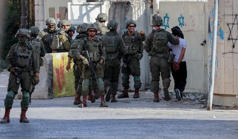 مواجهات وإصابات خلال حملة اقتحامات واعتقالات بالضفة والقدس