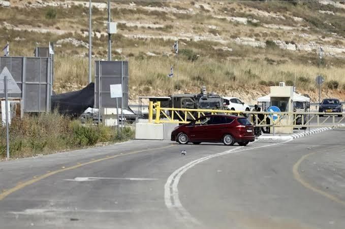 مداهمات واعتقالات بالضفة وحواجز تعرقل تنقل المواطنين
