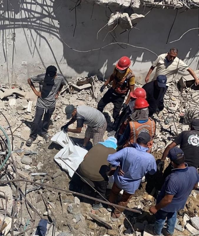 الدفاع المدني ينتشل جثامين 55 شهيدًا من تحت أنقاض منزل بغزة