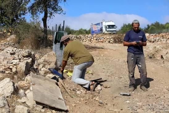مستوطنون يهاجمون منزلا في المغير ومواجهات وإطلاق نار شرق القرية