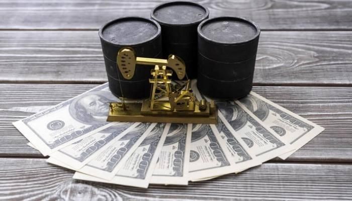 النفط يرتفع والذهب يستقر والدولار قرب أعلى مستوى له في شهرين