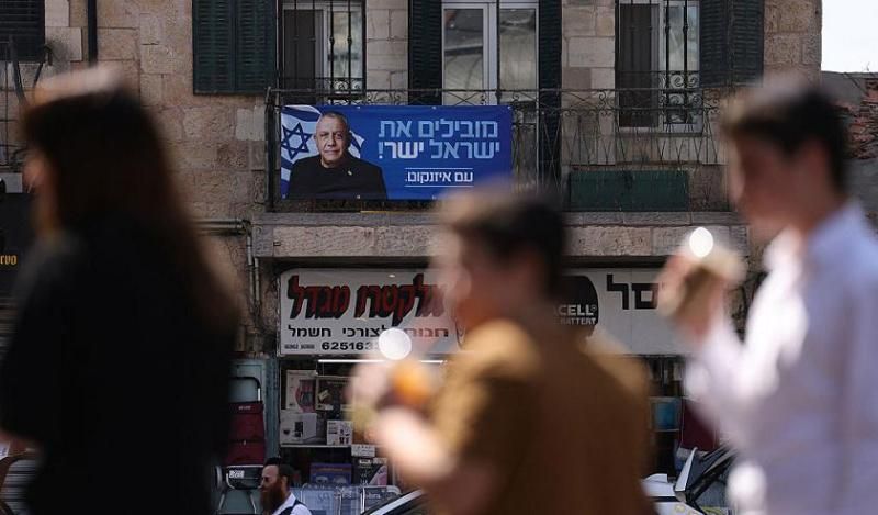 استطلاع: آيزنكوت يتصدر ومعسكر نتنياهو يتراجع إلى 49 مقعدًا
