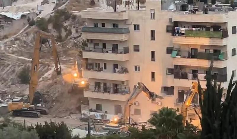 الاحتلال يهدم بناية سكنية من 5 طوابق في بلدة الطور بالقدس