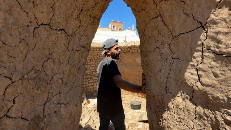 من الكأس إلى الغرفة.. مأساة النزوح تعيد مهنة صناعة الطين إلى غزة