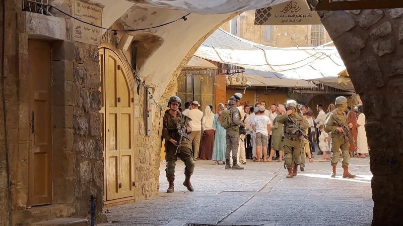 الخليل القديمة.. إغلاقات ومضايقات تهدد هويتها وتاريخها الفلسطيني