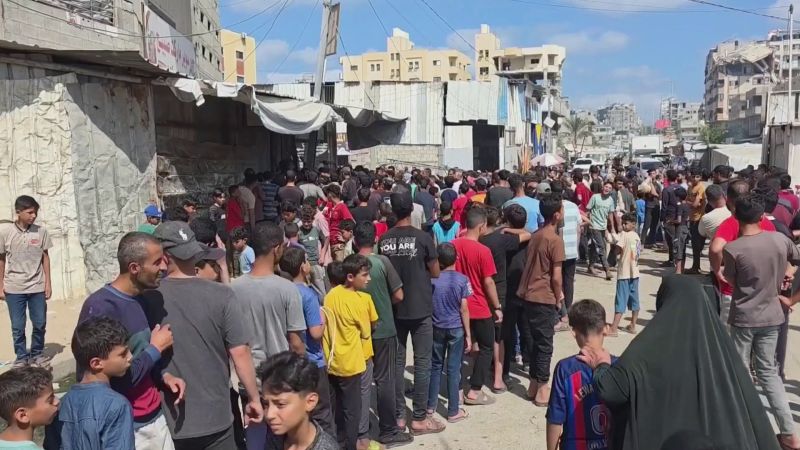 طوابير طويلة وسط أزمة خبز خانقة في غزة