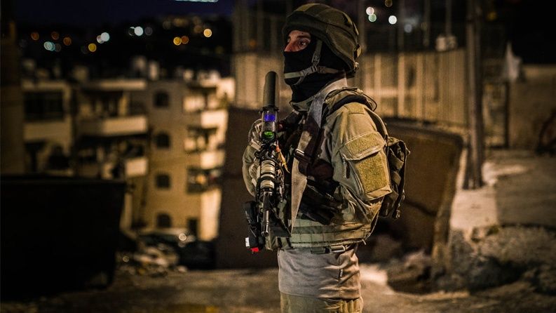 الاحتلال يدمر مقتنيات وأثاث منزل محاصر في قصرة جنوب نابلس