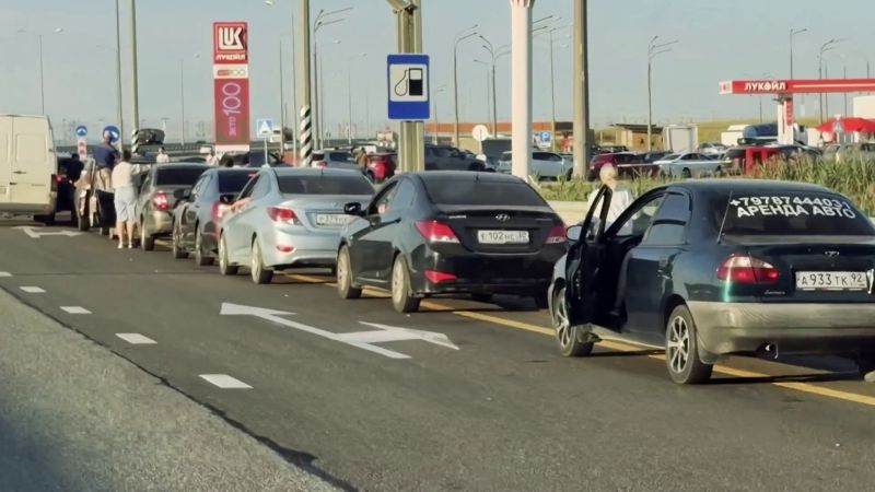 الجزيرة تختبر الأزمة بنفسها.. رحلة طويلة نحو مضخة الوقود
