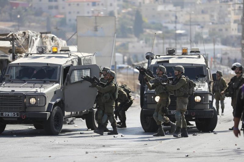 الاحتلال يواصل اقتحاماته بالضفة والقدس ويعتقل أكثر من 70 مواطنًا بالخليل