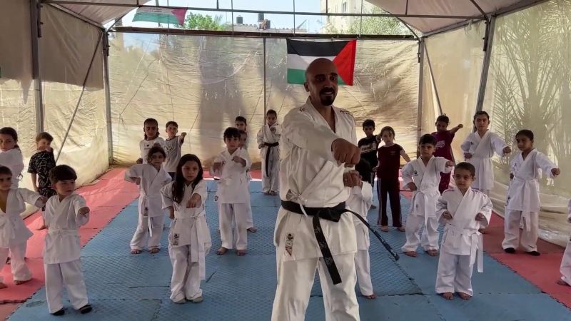 أطفال غزة يتدربون على الكاراتيه في خيمة للتخفيف من آثار الحرب