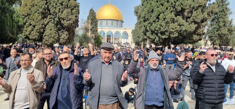عشرات الآلاف يؤدون الجمعة في الأقصى رغم تضييقات الاحتلال