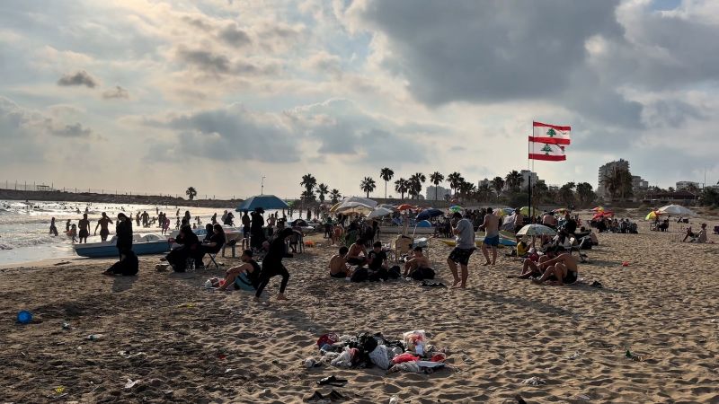 شاطئ صور.. حين يعود البحر مجددا مساحة للحياة بعد الحرب