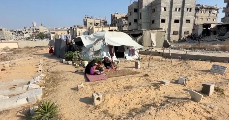 "بدنا نروّح".. نازحو خان يونس يلجؤون إلى المقابر بعد تدمير مخيماتهم