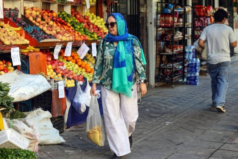 حرب استنزاف اقتصادية تخنق الإيرانيين: انهيار للعملة وتفاقم في أزمات الغذاء والدواء