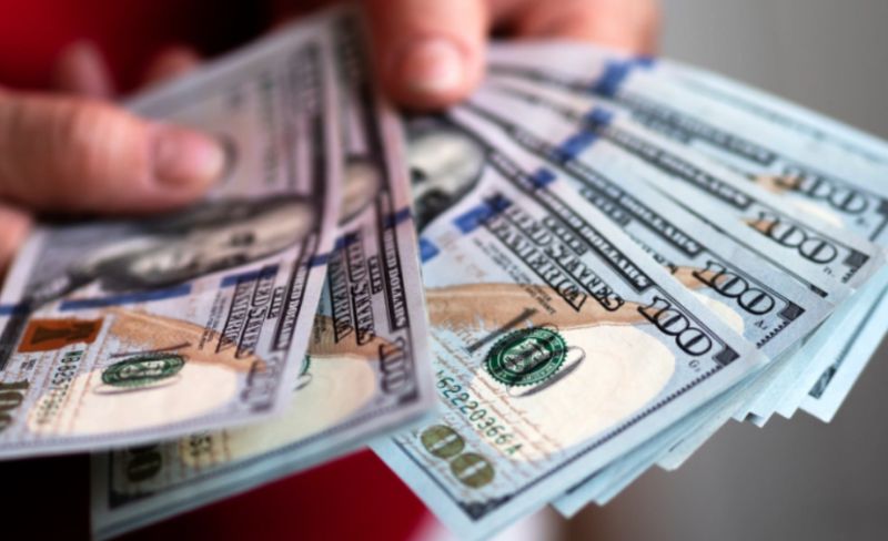 الدولار يتراجع عن أعلى مستوى في 18 شهرًا