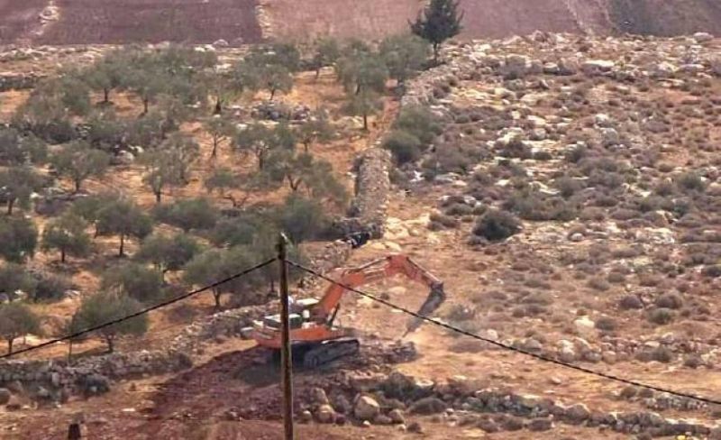 الاحتلال يغلق عزبة شرق قلقيلية ويجرف أراضيها