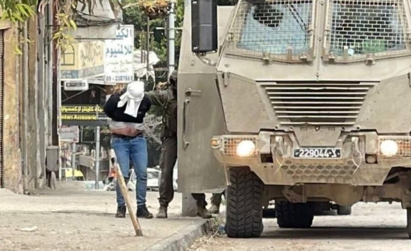 الاحتلال يعتقل مواطنًا ويداهم منازل في الخليل