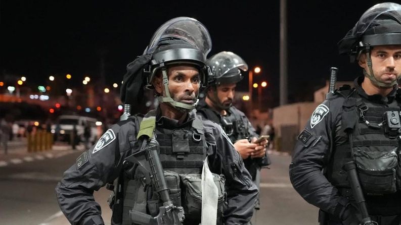 الاحتلال يُصيب شاباً ويحتجزه شرق رام الله