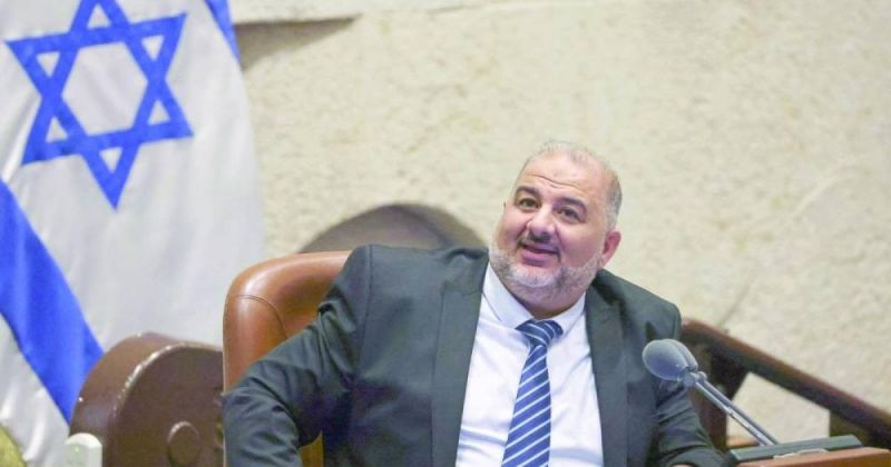 «قبول قسري» يهز معادلة الوسط الإسرائيلي.. منصور عباس تحت نار الشطب وسيغلوفيتش إلى المقعد الثاني، ونتنياهو يقرّ بـ«نزيف 10 مقاعد»
