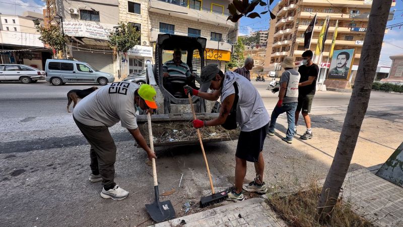 يفتحون طريقا للحياة.. متطوعون يرفعون ركام النبطية جنوب لبنان