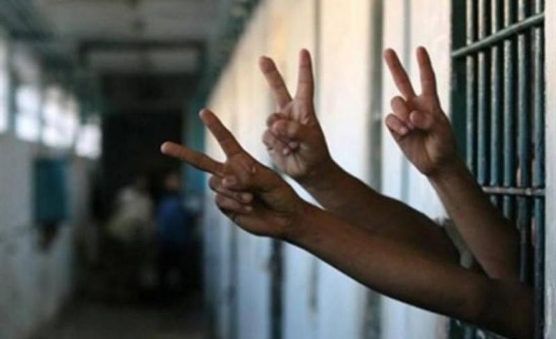 مركز الدفاع عن الأسرى: نحو 370 طفلًا فلسطينيًا يقبعون في سجون الاحتلال