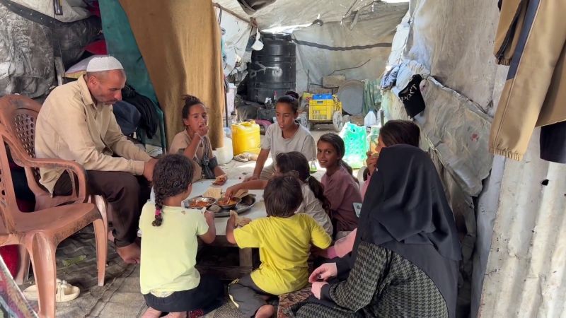 بعد رحلة نزوح شاقة.. عائلة غزاوية تأوي إلى مقبرة بمواصي خان يونس