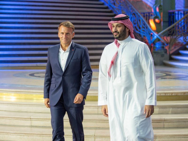 الرئيس الفرنسي يلتقي ولي العهد السعودي في باريس