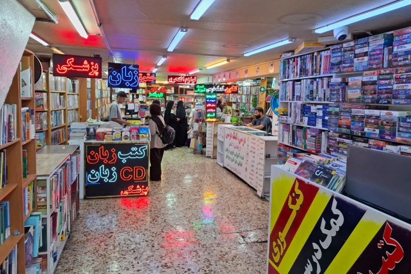 رفوف بلا قرّاء.. كيف أخرجت قسوة الاقتصاد الحربي "الكتاب" من سلة الإيرانيين؟