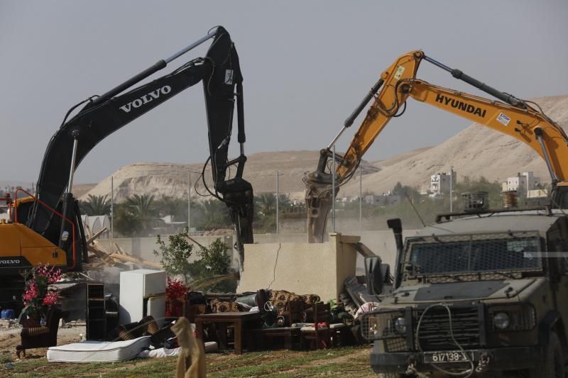 الاحتلال يجبر مواطناً على هدم منشآت زراعية له في الأغوار الشمالية
