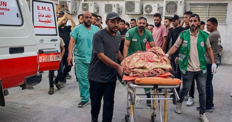 جثمان أدهم معروف في مستشفى الشفاء بعد قصف إسرائيلي استهدف منزلاً في مخيم جباليا