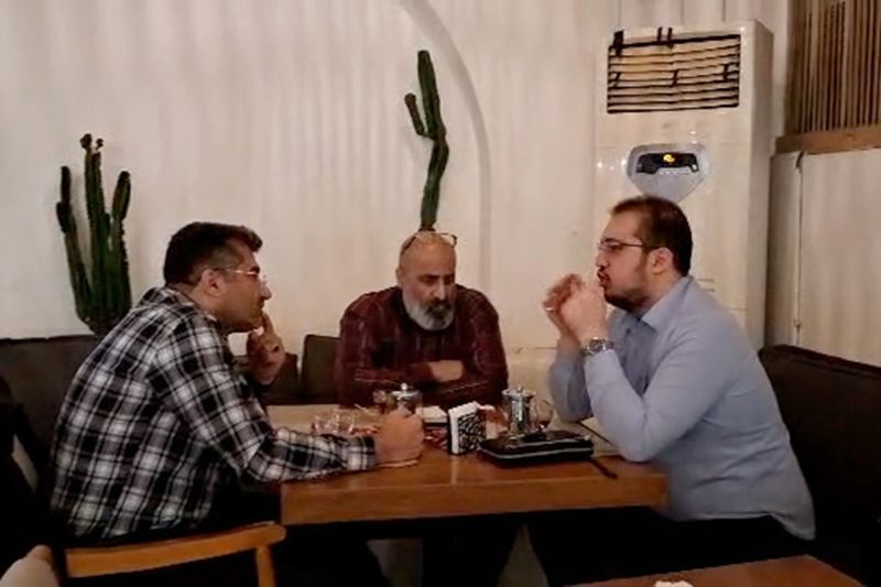 تتجلى هموم الشارع على طاولاتها.. مقاهي طهران تناقش شجاعة السلام والقنبلة النووية