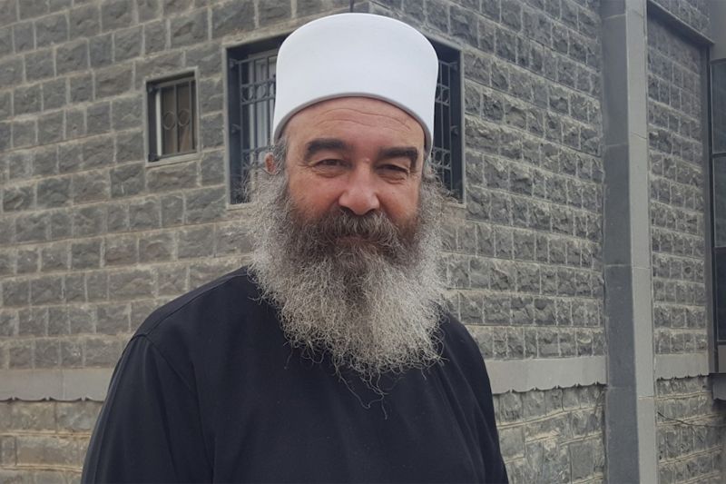 "لم يبقَ في الميدان إلا حديدان".. بعد حل "قسد" ما مصير الهجري بالسويداء؟