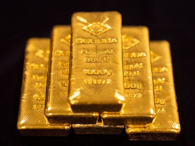 الذهب يتراجع مع صعود الدولار وترقب بيانات التضخم الأمريكية