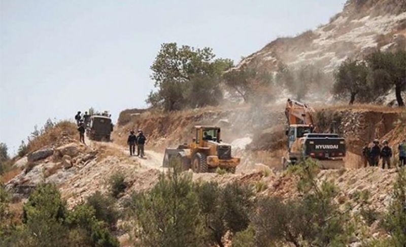 مستوطنون يشقّون طريقا استيطانيا شمال القدس