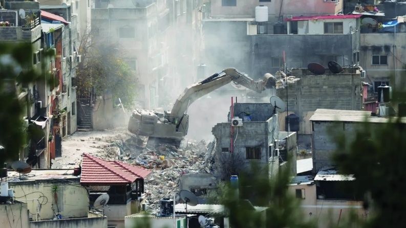 الاحتلال يهدم منشأتين تجاريتين في بلدة إذنا غرب الخليل