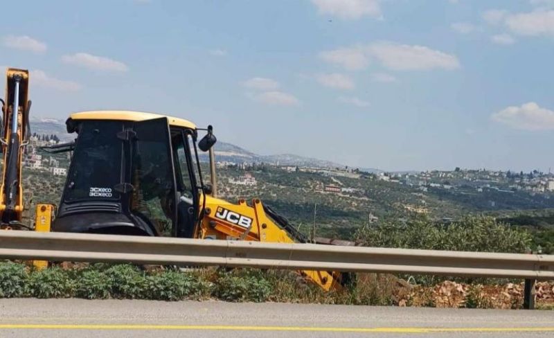 مستوطنون يشقون طريقًا استيطانيًا شمال غرب القدس
