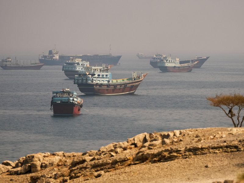 هيئة بحرية: مقذوفات تصيب ناقلة نفط خارج مضيق هرمز