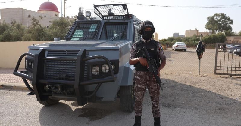 الأمن الأردني يضبط أسلحة أوتوماتيكية هُربت عبر بالونات حرارية في الكرك