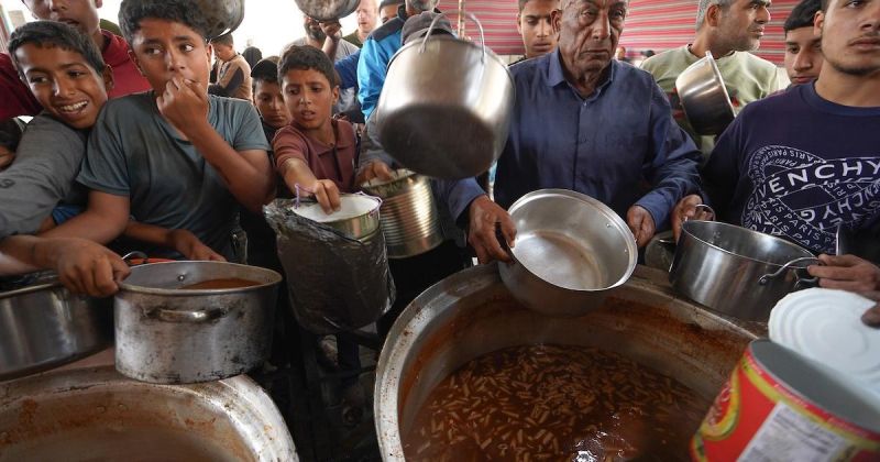 وجبة في مخيم النزوح.. غزة تواجه الجوع بما تبقى من مطابخ خيرية