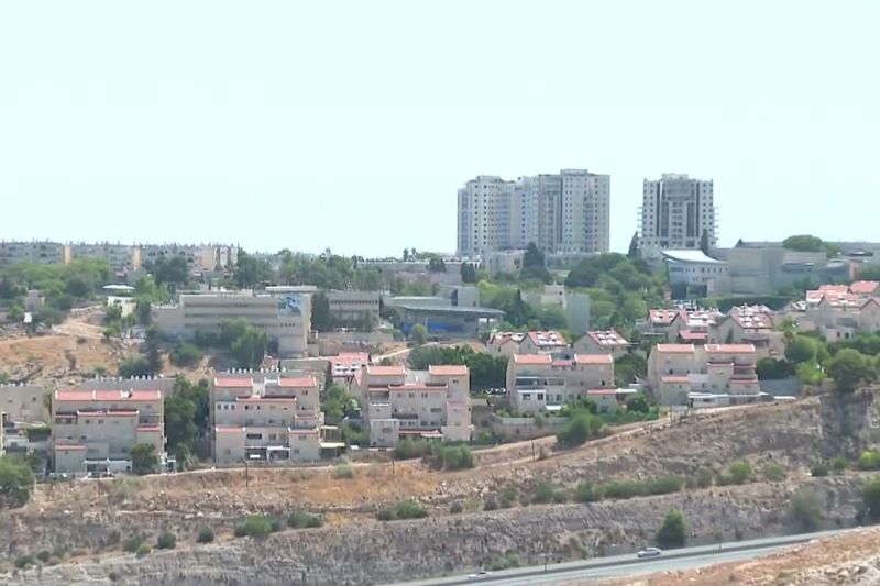 "يشطر الضفة ويقبر حل الدولتين".. كيف يفرض مشروع "إي 1" واقعا فلسطينيا جديدا؟