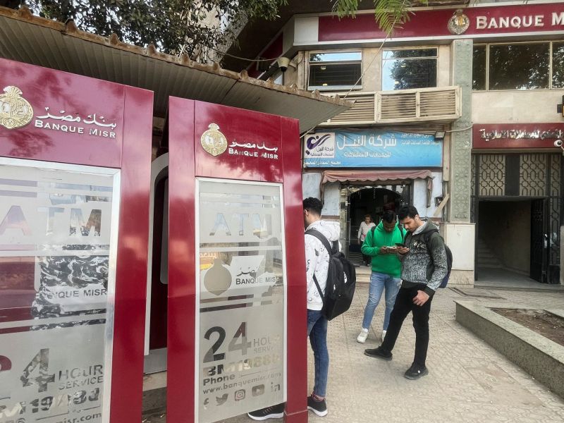 هل تتأثر ودائع وتحويلات المصريين بالتحرك الأمريكي ضد "بنك مصر" في الإمارات؟
