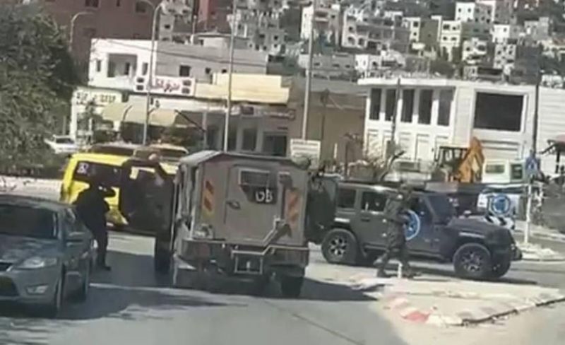 الاحتلال يعتقل شابًا ويحتجز أسرى محررين شرق جنين