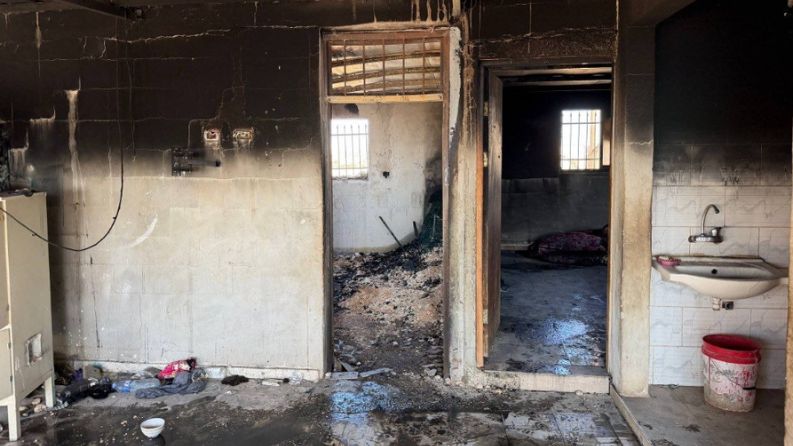 مستوطنون يحرقون منزلاً في خلة الفرا جنوب الخليل