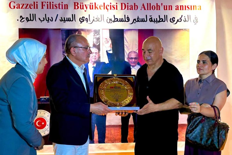 لمواقفه تجاه فلسطين.. السفير التركي يكرم حسام حسن