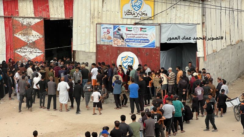 المجاعة تطل برأسها.. طوابير الخبز تعود إلى غزة  