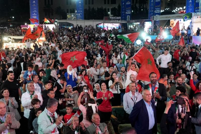 الفلسطينيون يردون الوفاء بالوفاء لأسود الأطلس الأعلام المغربية زينت شوارع القدس ورام الله والخليل وغزة