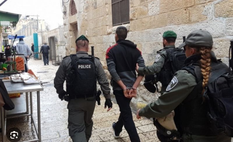 الاحتلال يعتقل 7 مواطنين ويستدعي أسيرين محررين بالقدس