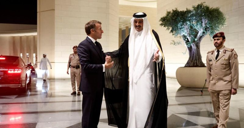 أمير قطر يستقبل الرئيس الفرنسي في الدوحة لبحث ملفات الطاقة والأمن الإقليمي