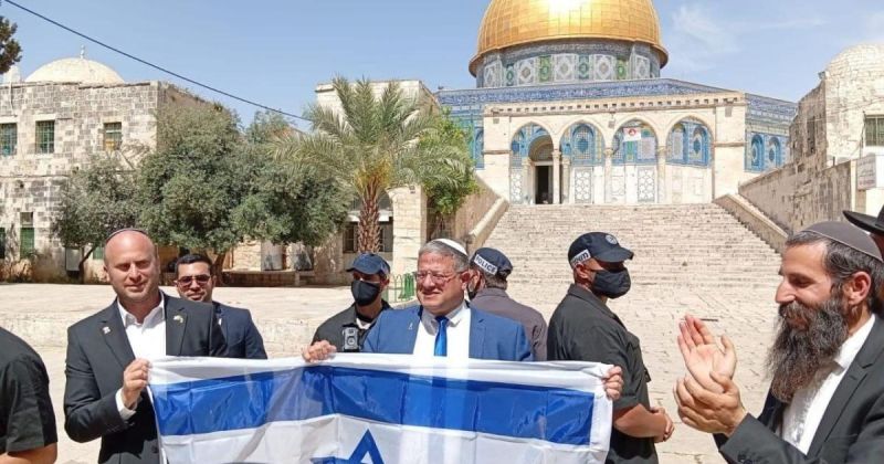 بن غفير يقتحم المسجد الأقصى ويرفع العلم الإسرائيلي