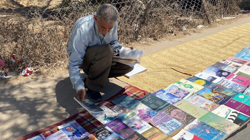 شاهد.. في غزة كتب ناجية من الحرب والأنقاض تغدو مكتبة في خيمة